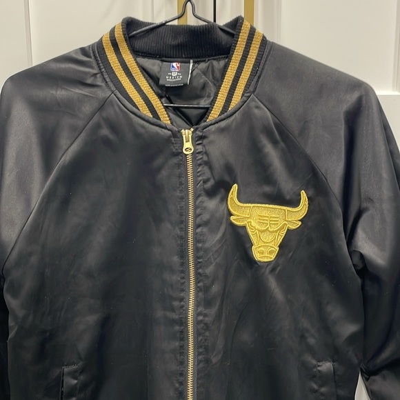 NBA UNK Chicago Bulls Black and Gold Bomber Jacket - Picture 2 of 16